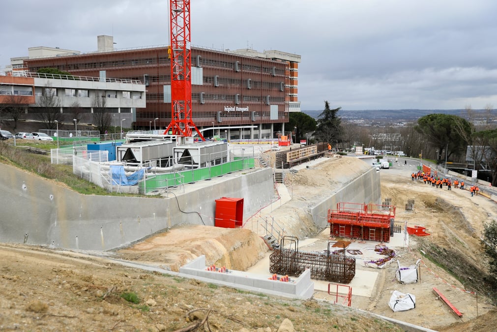Le chantier du téléphérique toulousain Téléo a repris progressivement ces dernières semaines, à l'image de la profession.