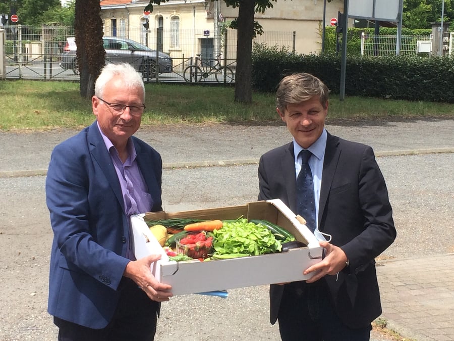 Jean-Louis Dubourg, président de la Chambre d'Agriculture de Gironde, et Nicolas Florian, maire de Bordeaux, présentent les paniers alimentaires issus de l'agriculture locale.