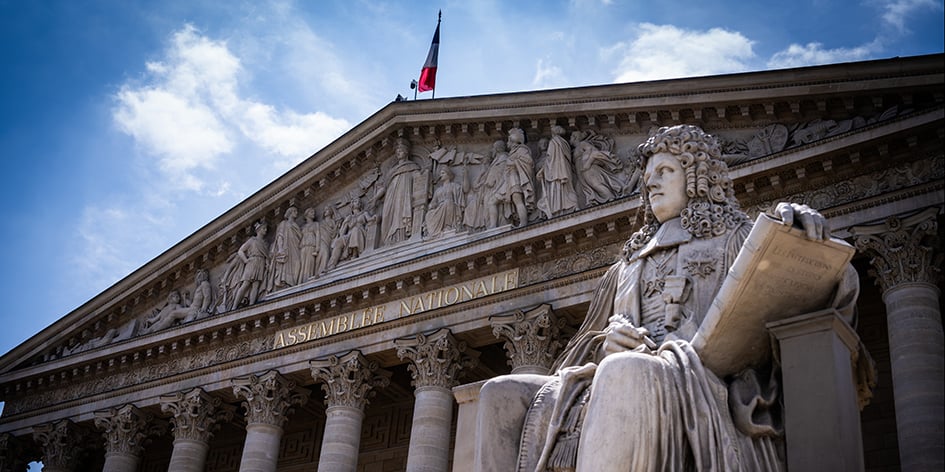 L'Assemblée, à l'initiative de la gauche et du MoDem, membre de la coalition gouvernemental, a voté pour rendre pérenne la surtaxe sur les hauts revenus proposée par le gouvernement.