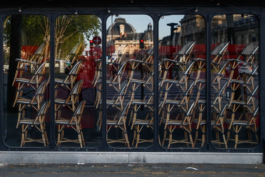 Parmi les signes positifs, l'Insee note le rebond des dépenses des ménages enregistré juste après le déconfinement et qui semble "durable", avec une perte de consommation qui s'établirait en juin à -5% par rapport à la normale. L'institut anticipe même "une remontée plus rapide que durant le mois écoulé de l'activité économique" dans certains secteurs comme l'hôtellerie-restauration.