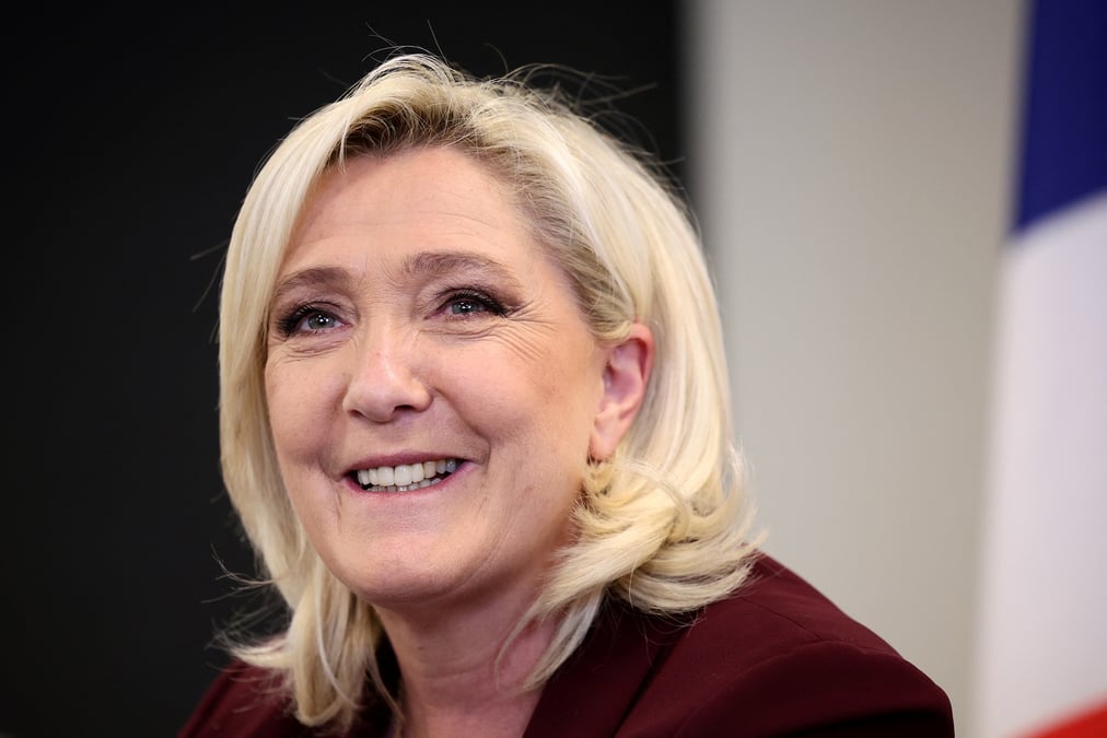 "n'ayez pas peur", dit marine le pen aux electeurs francais