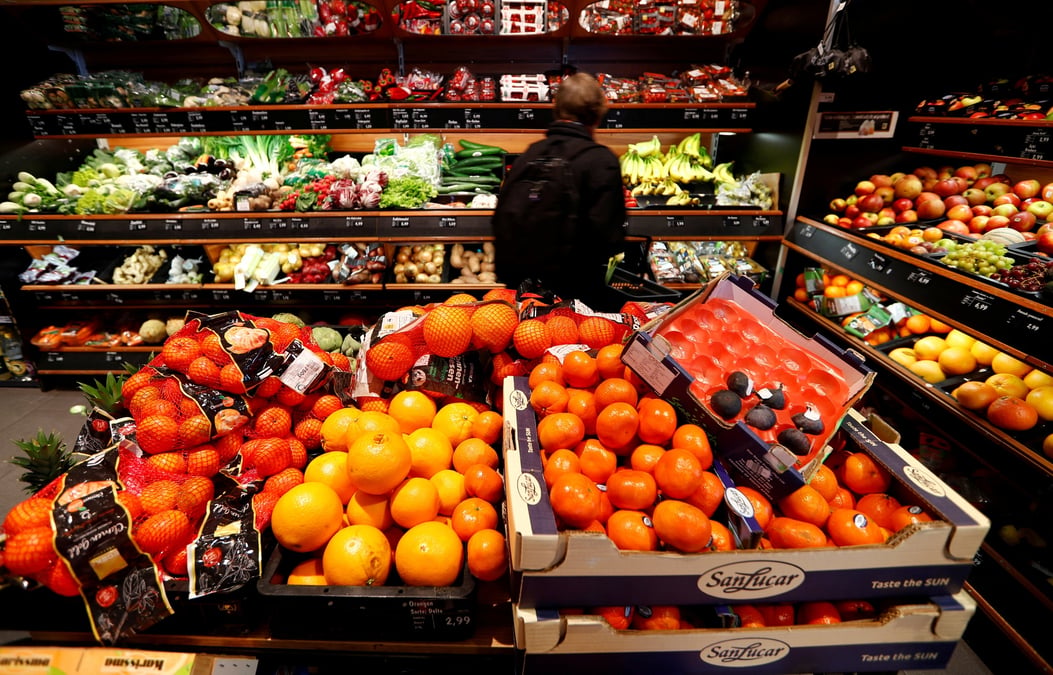 Photo d'archives des etageres pleines de fruits dans un supermarche allemand