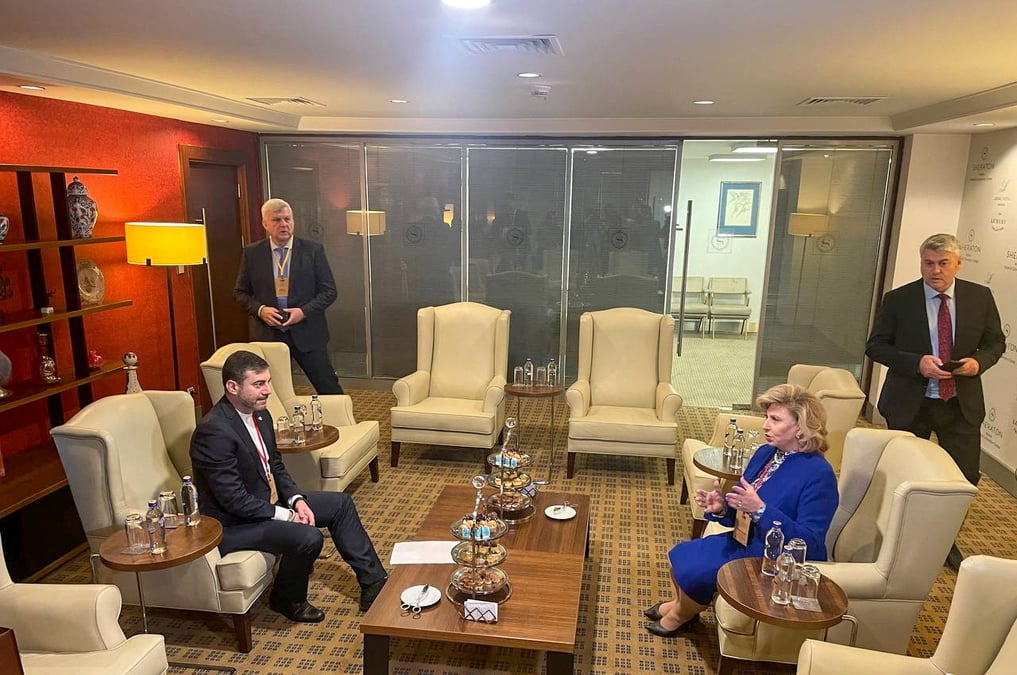 Tatiana moskalkova, mediatrice russe des droits de l'homme, et son homologue ukrainien dmytro lubinets se rencontrent a ankara