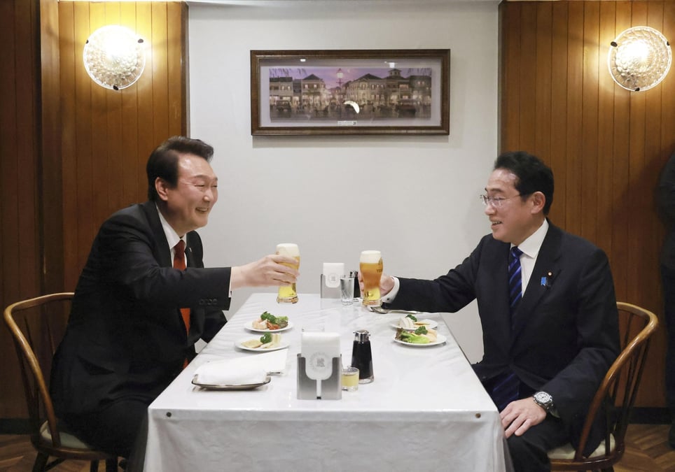 Le president sud-coreen yoon suk-yeol avec le premier ministre japonais fumio kishida