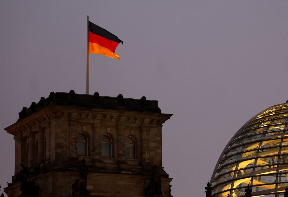 Un drapeau national allemand flotte au sommet du reichstag a berlin