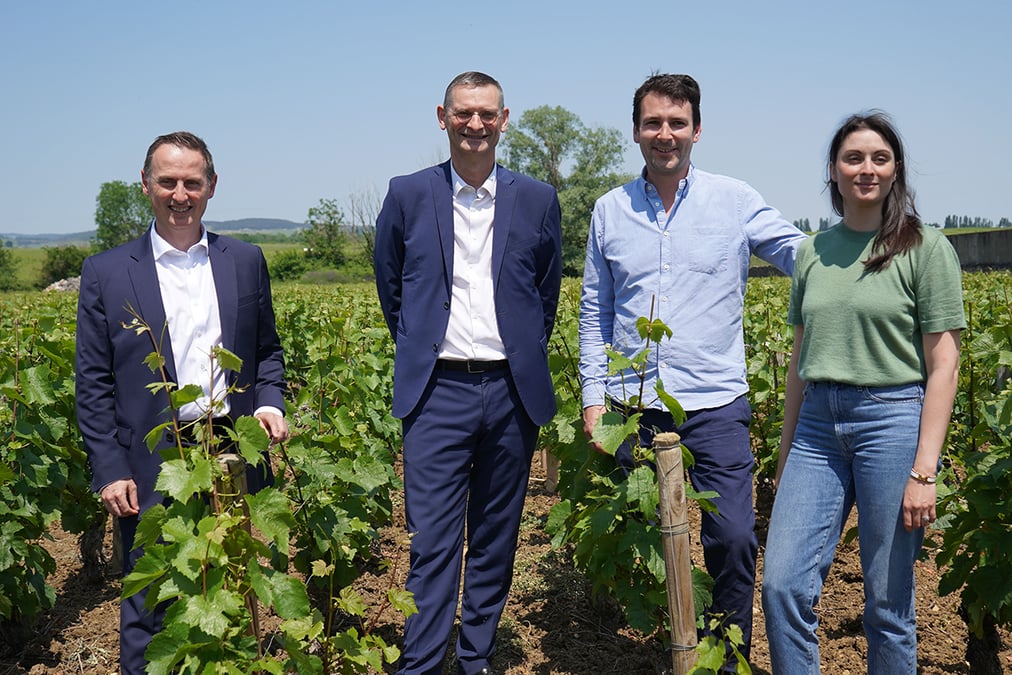 Jérôme Ballet, président du directoire de la Caisse d’Epargne Bourgogne Franche-Comté, et Nicolas Balerna, directeur Banque de détail Caisse d’Epargne, avec leurs clients vignerons.