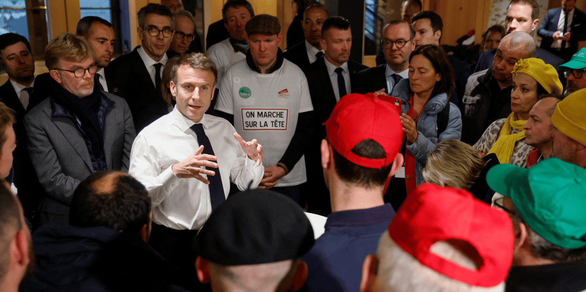 Emmanuel macron rencontre des agriculteurs manifestant avant l'ouverture du salon de l'agriculture a paris