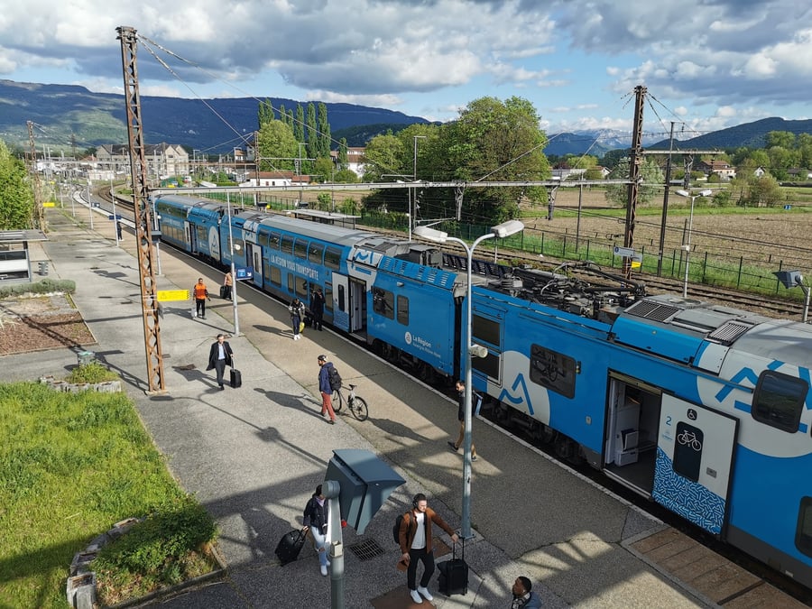 L'Etat et la Région Auvergne-Rhône-Alpes se sont accordés sur une enveloppe globale d'investissements de 1,38 milliard d'euros pour le prochain CPER Mobilités (2024-2027). Il vise notamment à moderniser certaines lignes ferroviaires. Ici, en gare de Culoz (Ain), sur la ligne Lyon-Genève.