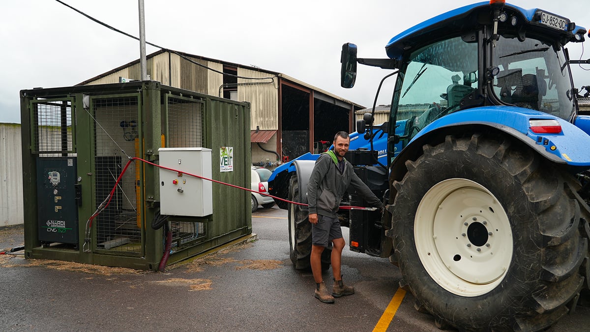 Antoine Gaber, agriculteur, fait le plein de son tracteur 100% au biométhane