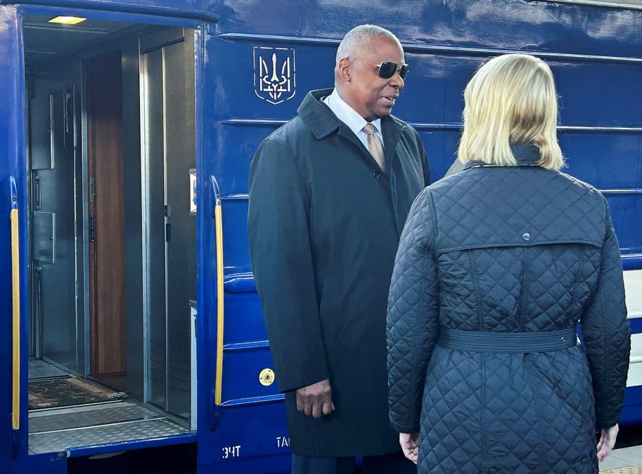 Le secretaire americain a la defense lloyd austin arrive a kyiv
