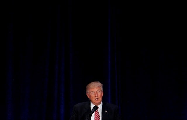 Donald trump justifie par le sarcasme ses propos sur l'ei