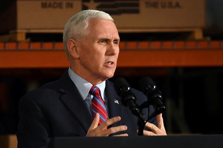 "nous allons retrousser nos manches", dit pence apres l'echec sur l'obamacare