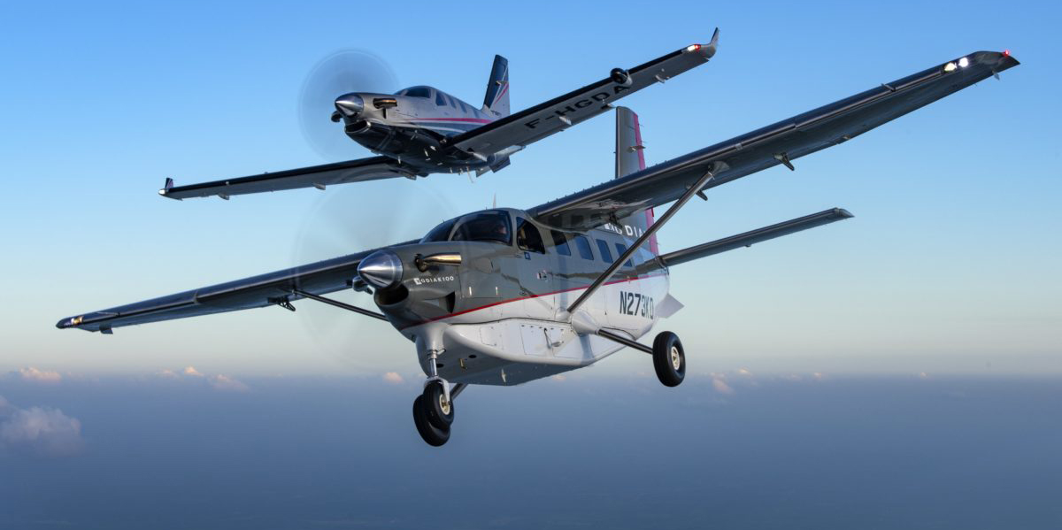Daher renforce sa position de leader sur le marché des avions monomoteurs turbopropulsés haut de gamme. (Photo: au premier plan, le Kodiak, l'avion multimission tout terrain de l'ex-Quest Aircraft, fabriqué à Sandpoint, aux États-Unis; au second plan, le TBM, monoturbopropulseur ultrarapide fabriqué par Daher dans son usine de Tarbes, en France.)