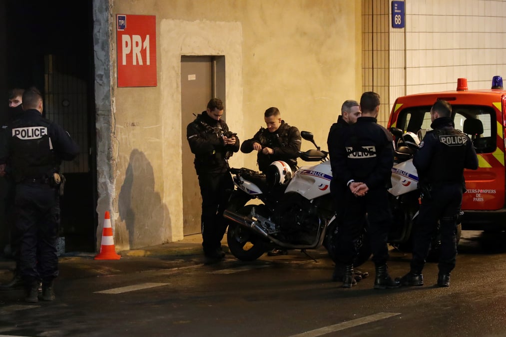 Un desequilibre arme d'un couteau tue par des policiers a la defense