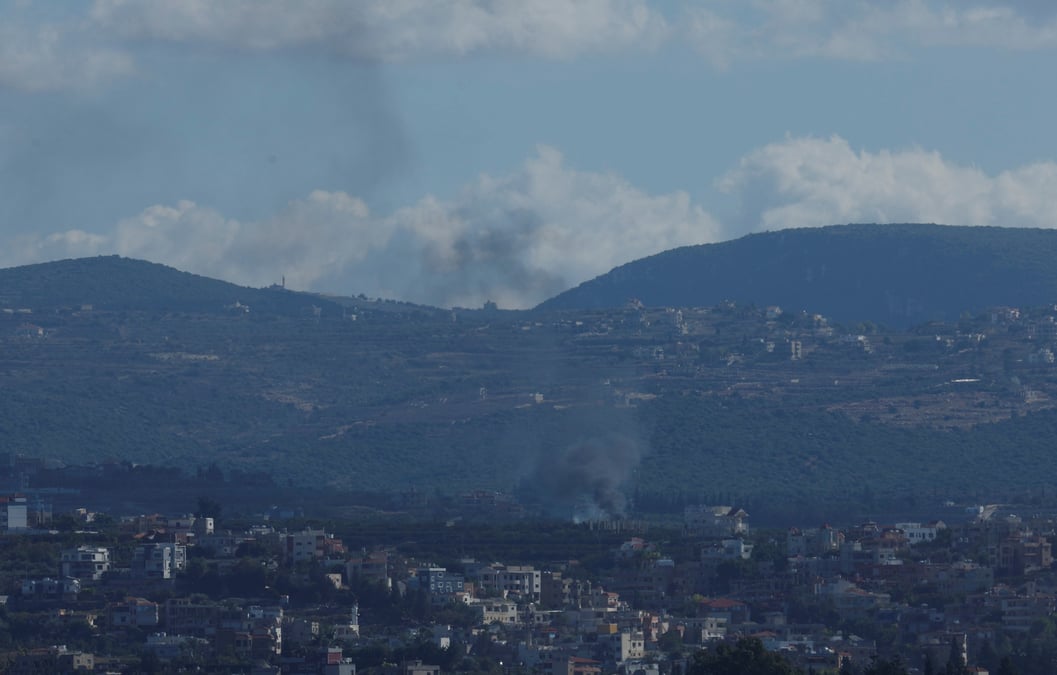 De la fumee s'echappe pres de la ville libanaise de tyr