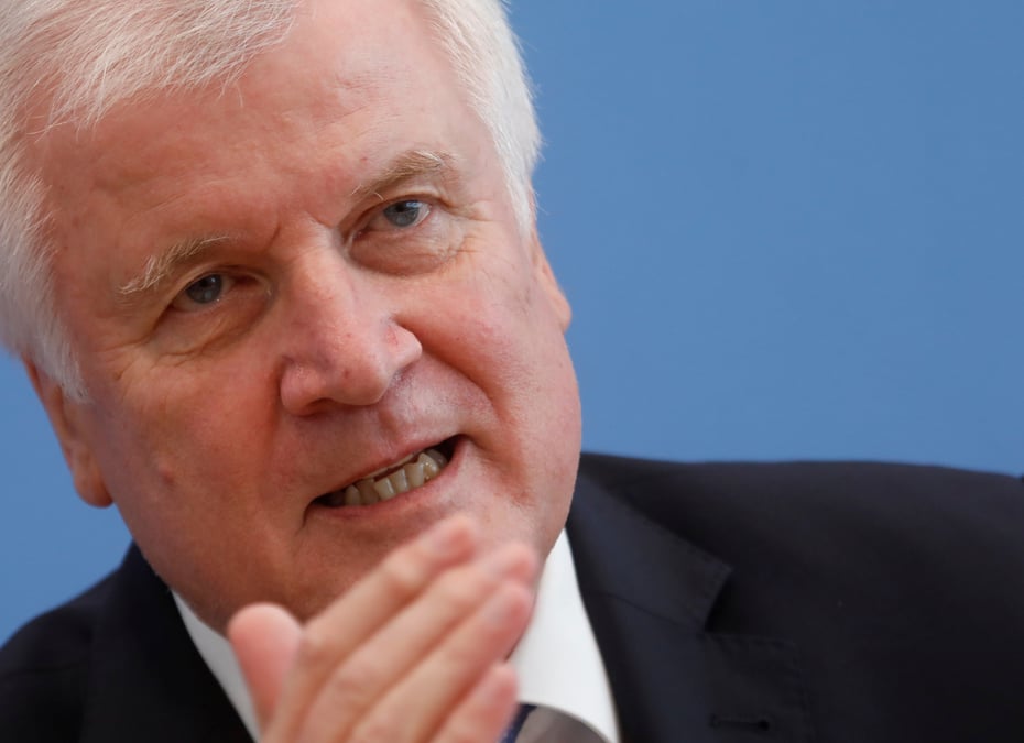 Allemagne: la csu reste membre de la grande coalition, dit seehofer