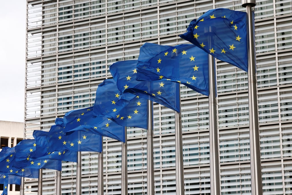 Les drapeaux de l'union europeenne flottent devant le siege de la commission europeenne a bruxelles