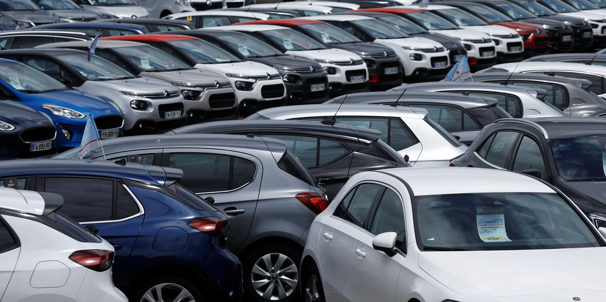 Des voitures d'occasion sont exposees a la vente dans une concession automobile a vigneux-de-bretagne