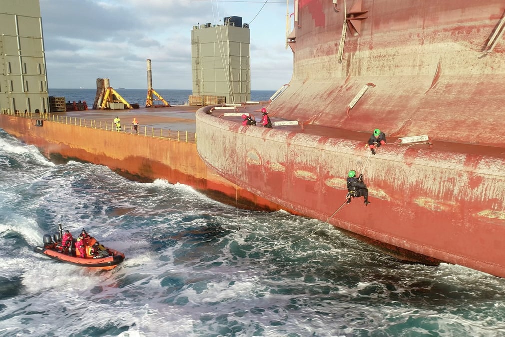 Des militants de greenpeace montent a bord d'un navire de production petroliere de shell dans l'ocean atlantique