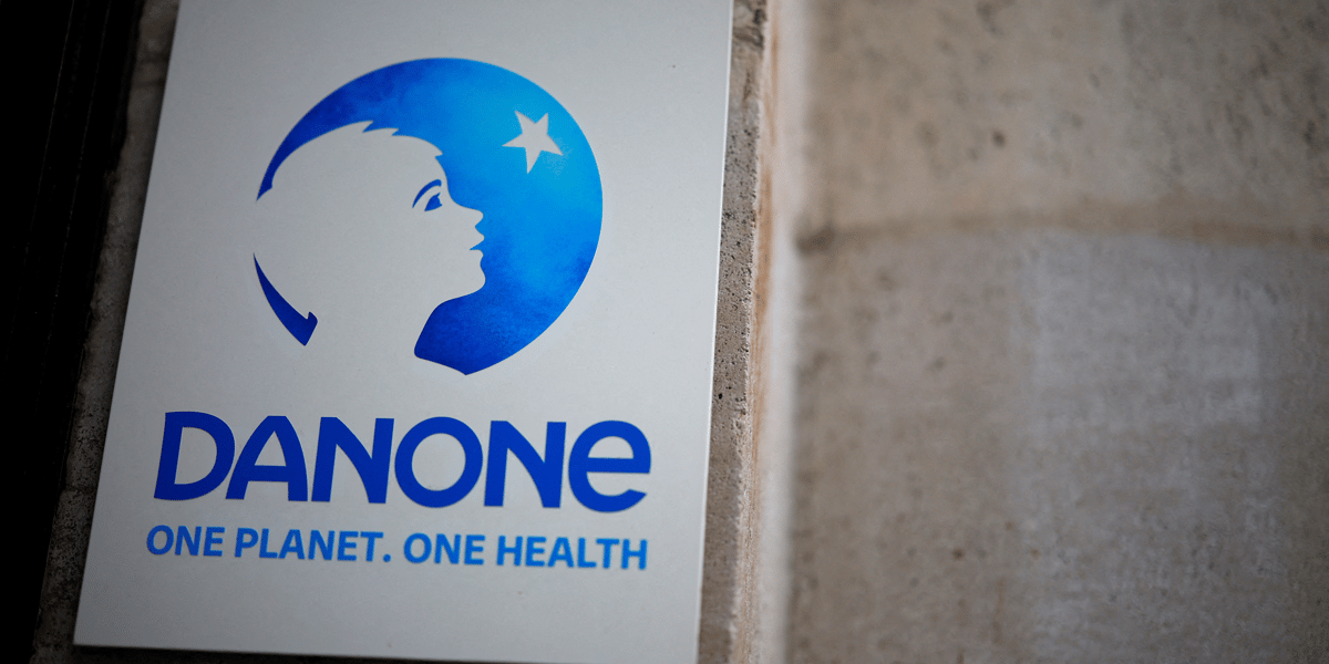 Logo de danone au siege de l'entreprise a paris