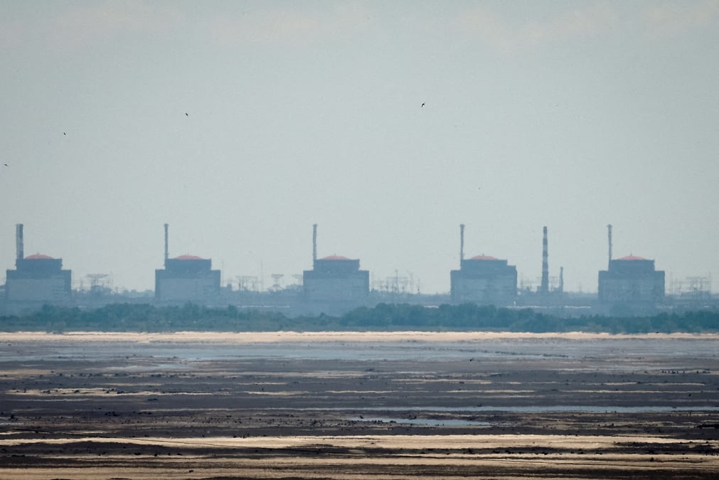 Vue de la centrale nucleaire de zaporijjia depuis la rive du reservoir de kakhovka a nikopol
