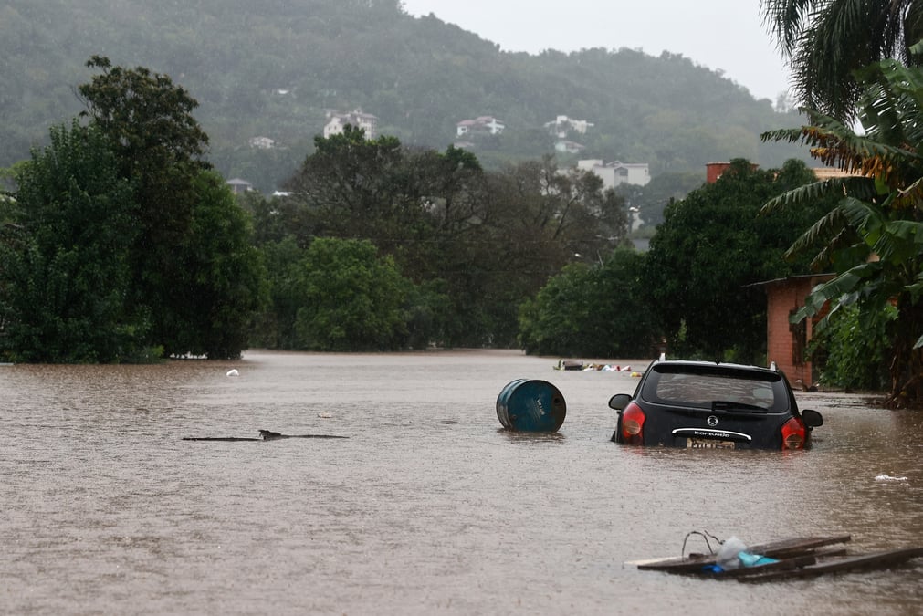 Une voiture se trouve dans les eaux en crue de la riviere taquari lors de fortes pluies dans la ville d'encantado dans le rio grande do sul