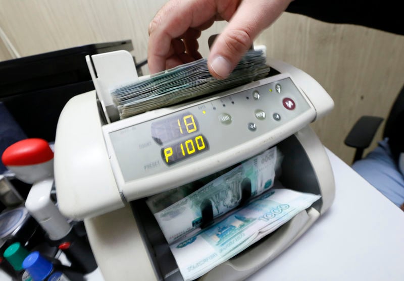 Le rouble se redresse, mais reste sous tension