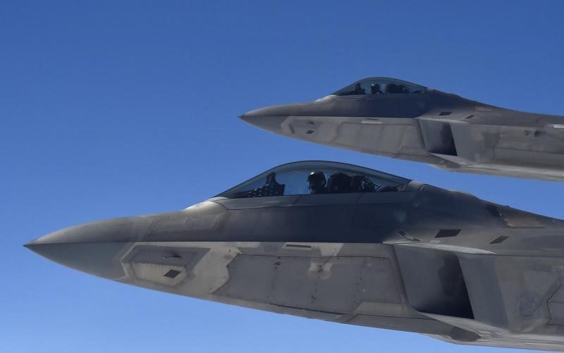Un avion de ligne escorte par des f-22 apres un incident a bord
