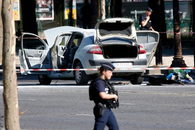 L'assaillant des champs-elysees probable auteur de menaces