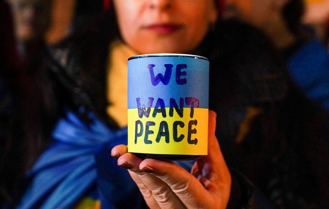 Veillee silencieuse a la bougie en soutien a l'ukraine a la veille de l'anniversaire de la guerre, a new york