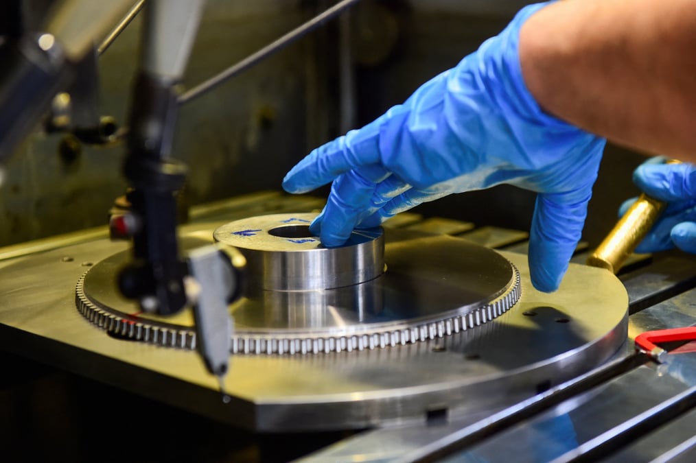 Un ouvrier de l'entreprise de fabrication liebherr a collegno, en italie
