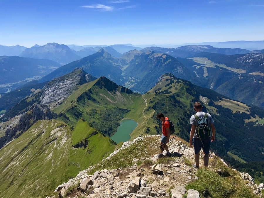 La région Auvergne-Rhône-Alpes offre un terrain de jeu incroyable pour les touristes randonneurs comme ici près du lac de Lessy en Haute-Savoie.