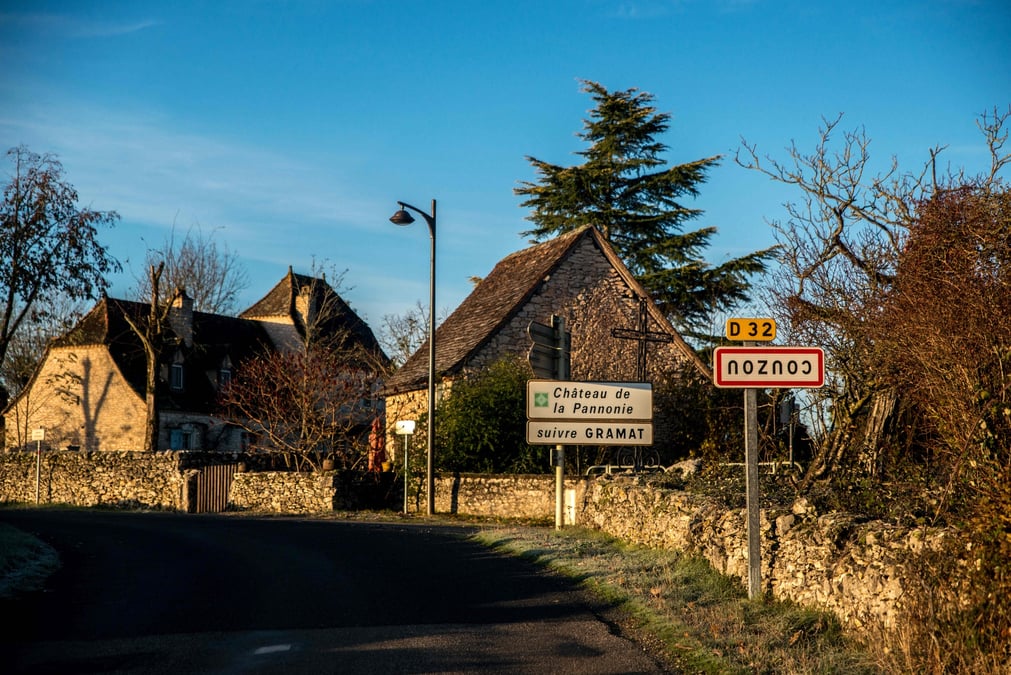 Les agriculteurs manifestent leur mécontentement en retournant les panneaux signalétiques indiquant le nom des communes, pour illustrer un « monde à l'envers ».