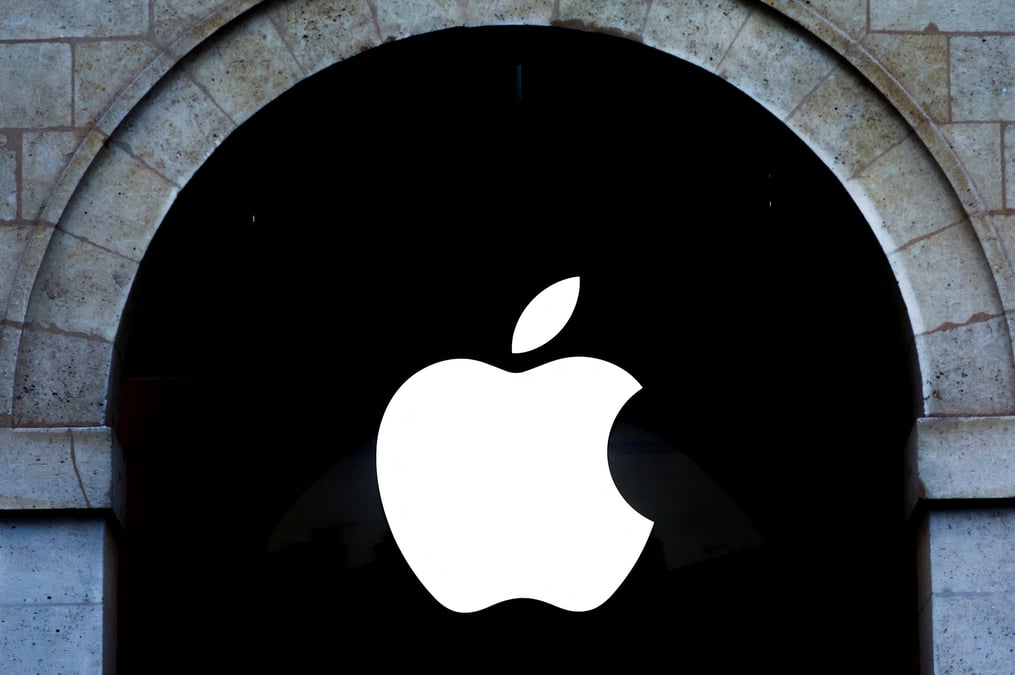 Le logo d'apple devant un apple store parisien