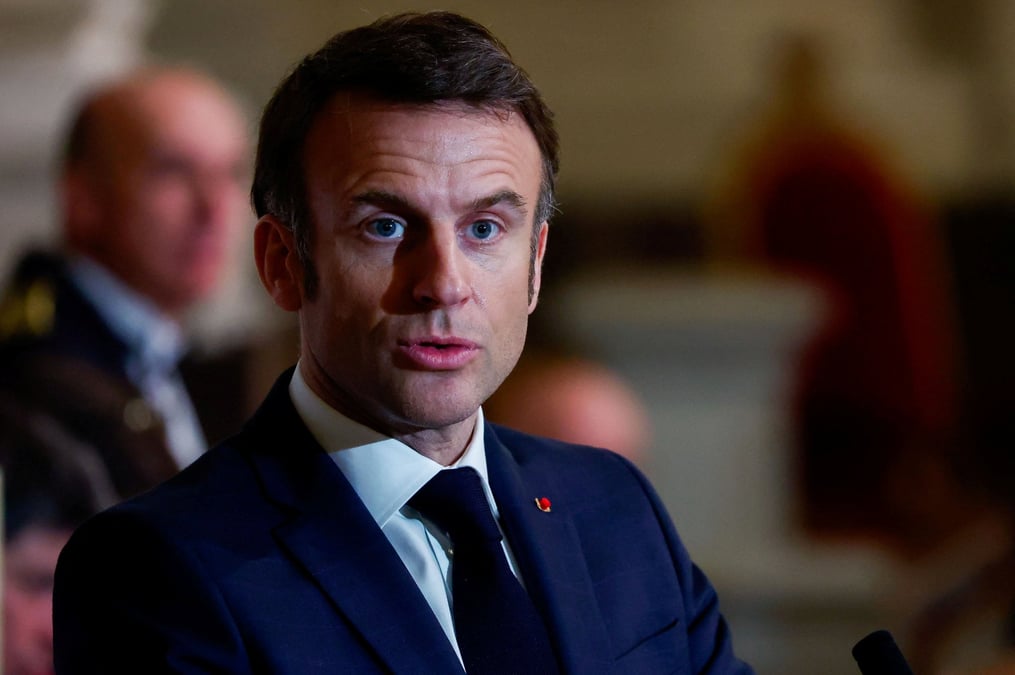 Emmanuel macron a la cathedrale saint-louis des invalides a paris