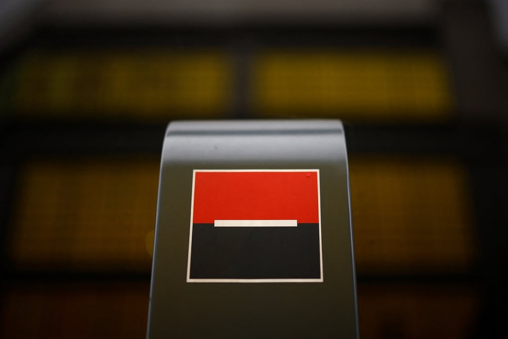 Le logo de la banque francaise societe generale a l'exterieur de son siege a paris