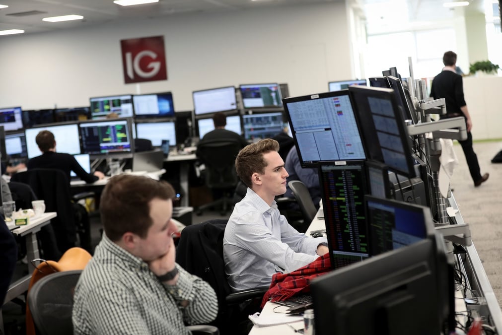 Des traders travaillent en salle des marches de l'indice ig