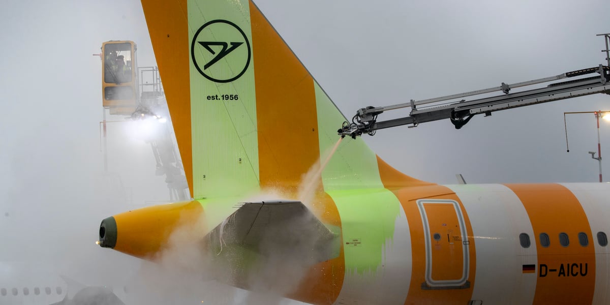 Un avion est dégivré, ce dimanche, à l'aéroport de Francfort.