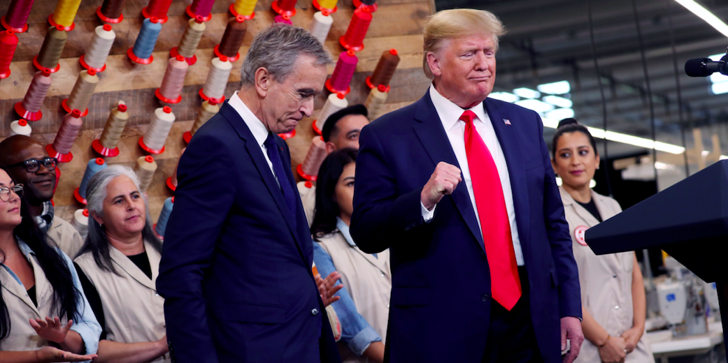 Le président américain Donald Trump et Bernard Arnault, PDG de LVMH, lors de sa visite de l'atelier de cuir Louis Vuitton Rochambeau Ranch à Keene, au Texas, le 17 octobre 2019.