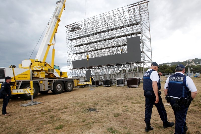 Le prefet voudrait fermer la "fan zone" de paris pendant les matches de l'euro