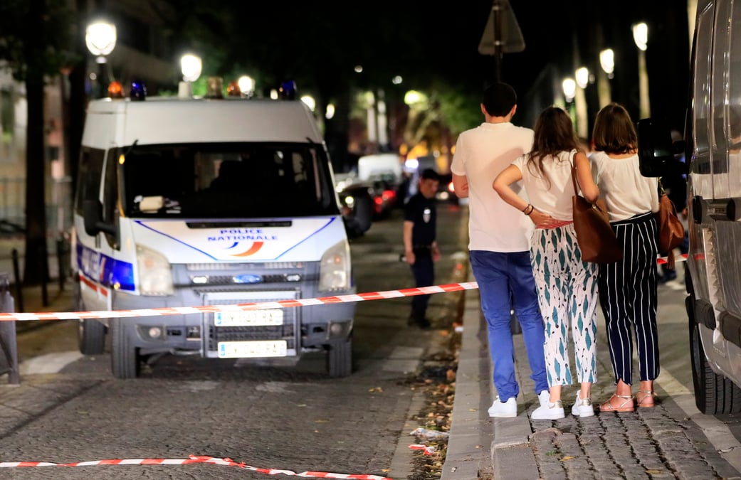 Un homme attaque des passants a paris