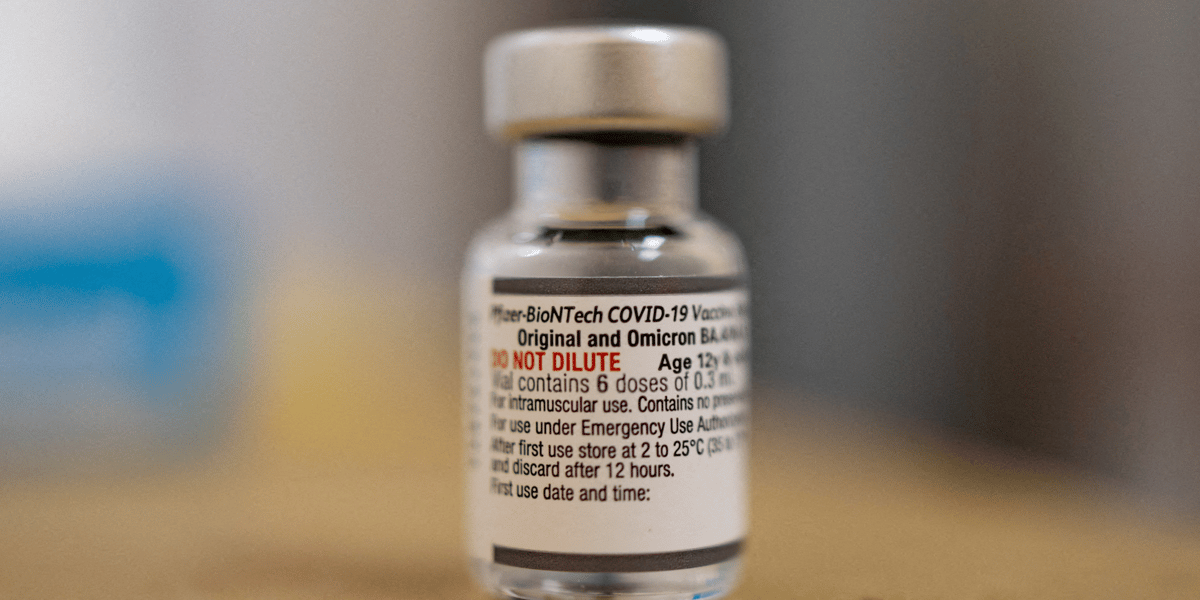 Un flacon du vaccin anti-covid-19 de biontech