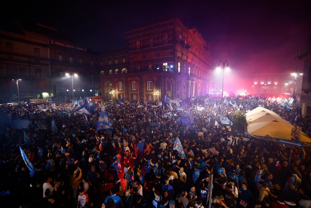 Les supporters de naples celebrent la victoire en serie a