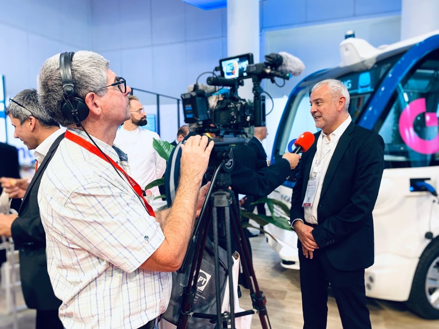 Pour sa première représentation publique dans un salon, au Busworld de Bruxelles en octobre 2023, la nouvelle marque de véhicules autonomes Gama, anciennement Navya, affiche sa nouvelle identité. Jean-Claude Bailly, PDG de Gama.