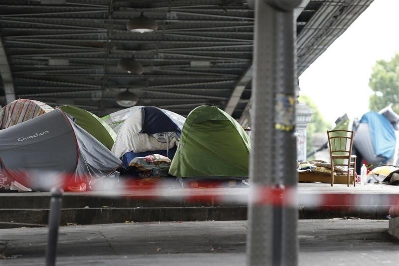 Protestations a gauche apres l'interpellation de migrants a paris