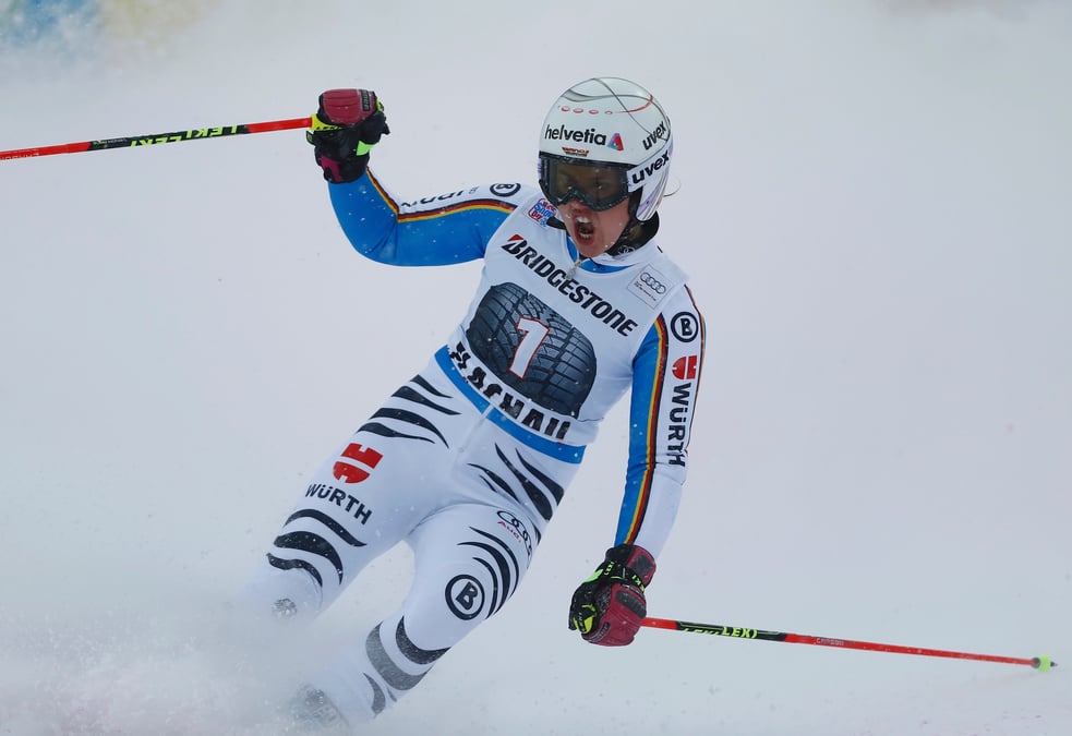 Rebensburg survole le geant de flachau