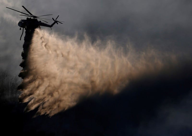 Les pompiers avancent dans la lutte contre l'incendie en californie
