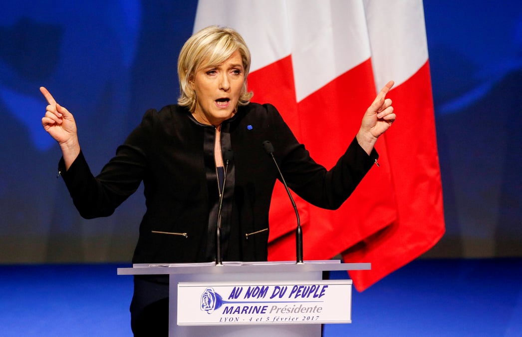 Le pen (26%) devance macron (22%) et fillon (21%), selon un sondage opinionway