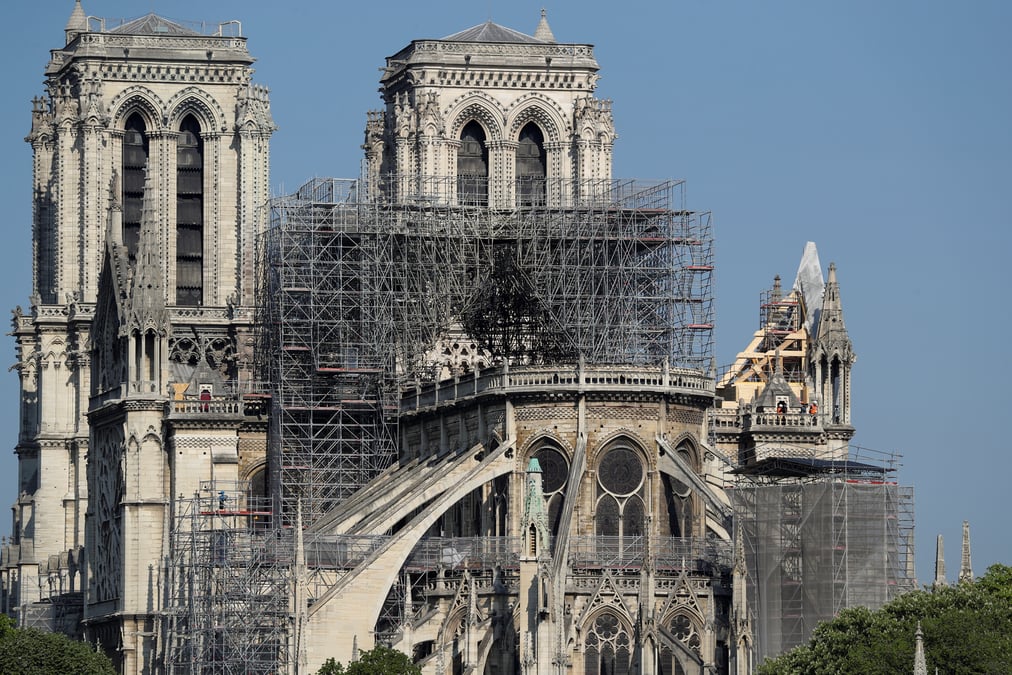 Une bache provisoire pour proteger notre-dame de la pluie
