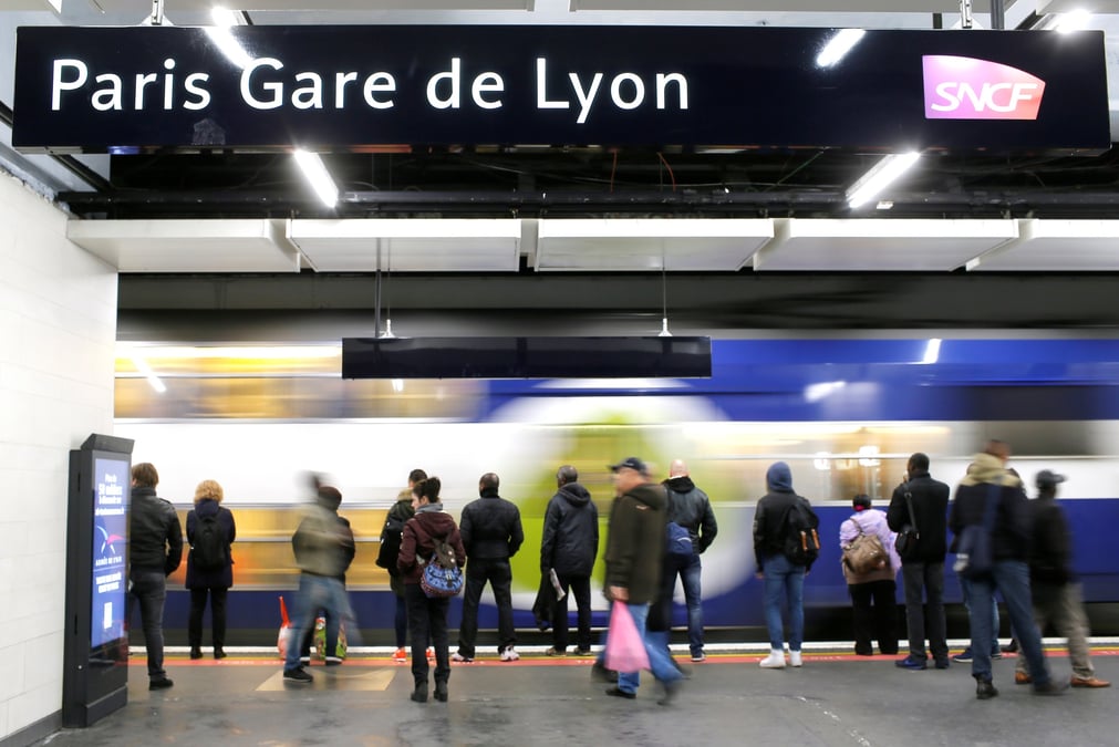31 mars 2017. Des passagers attendent le RER D à la station Gare de Lyon, à Paris